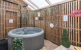 Hidden Hot Tub Retreat Apartment In Nottingham